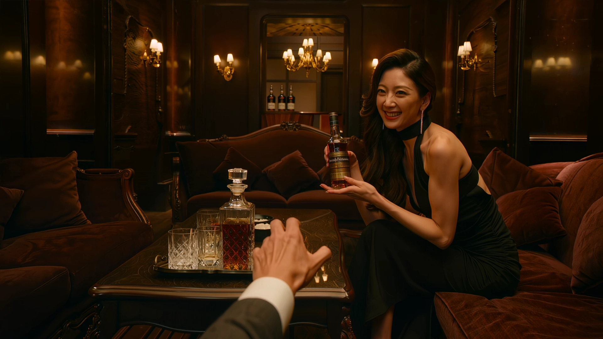 고급스러운 조도와 프라이버시가 강조된 룸 무드 장면