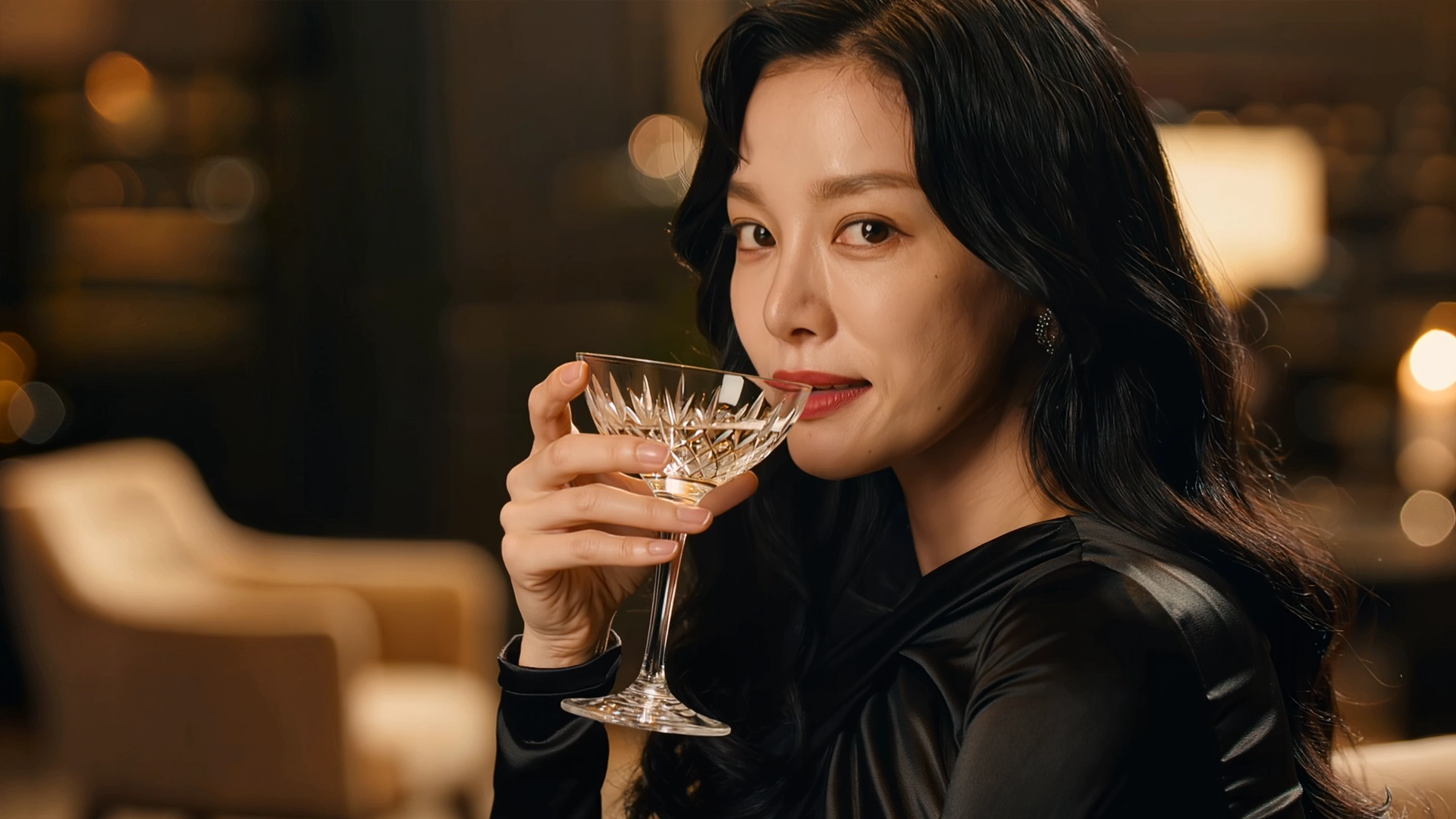 잔을 든 여성과 다크 톤 조명이 강조된 하이퍼블릭 무드 컷